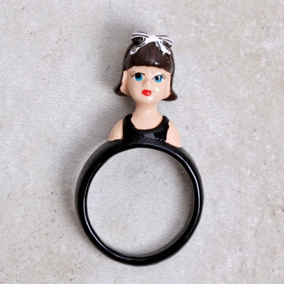 Brunette Jeunes Demoiselles Ring