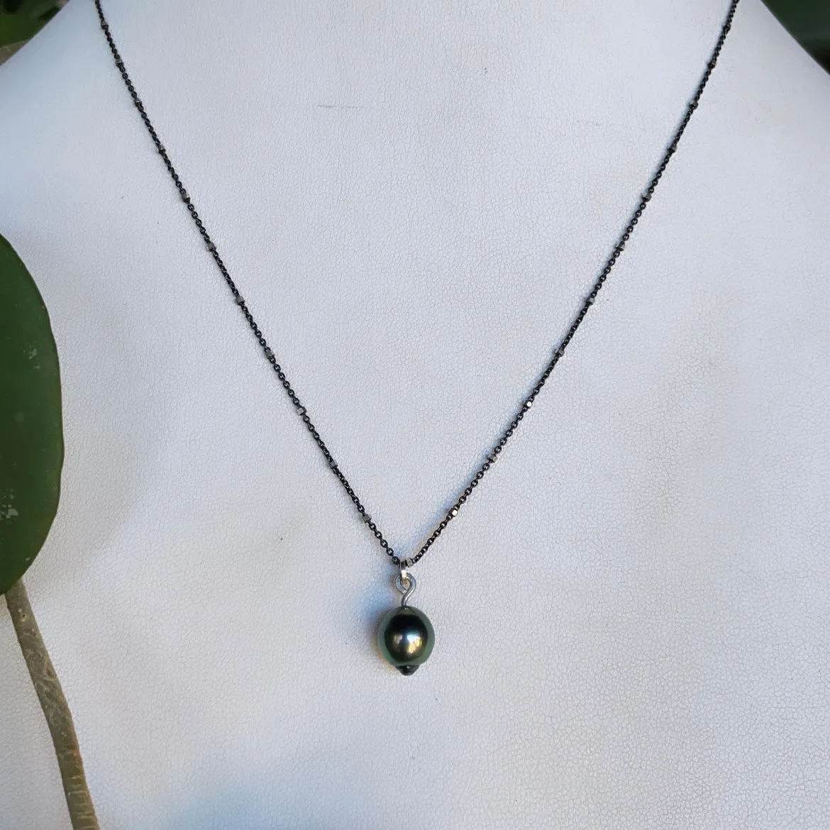 Elegant Black pearl pendant